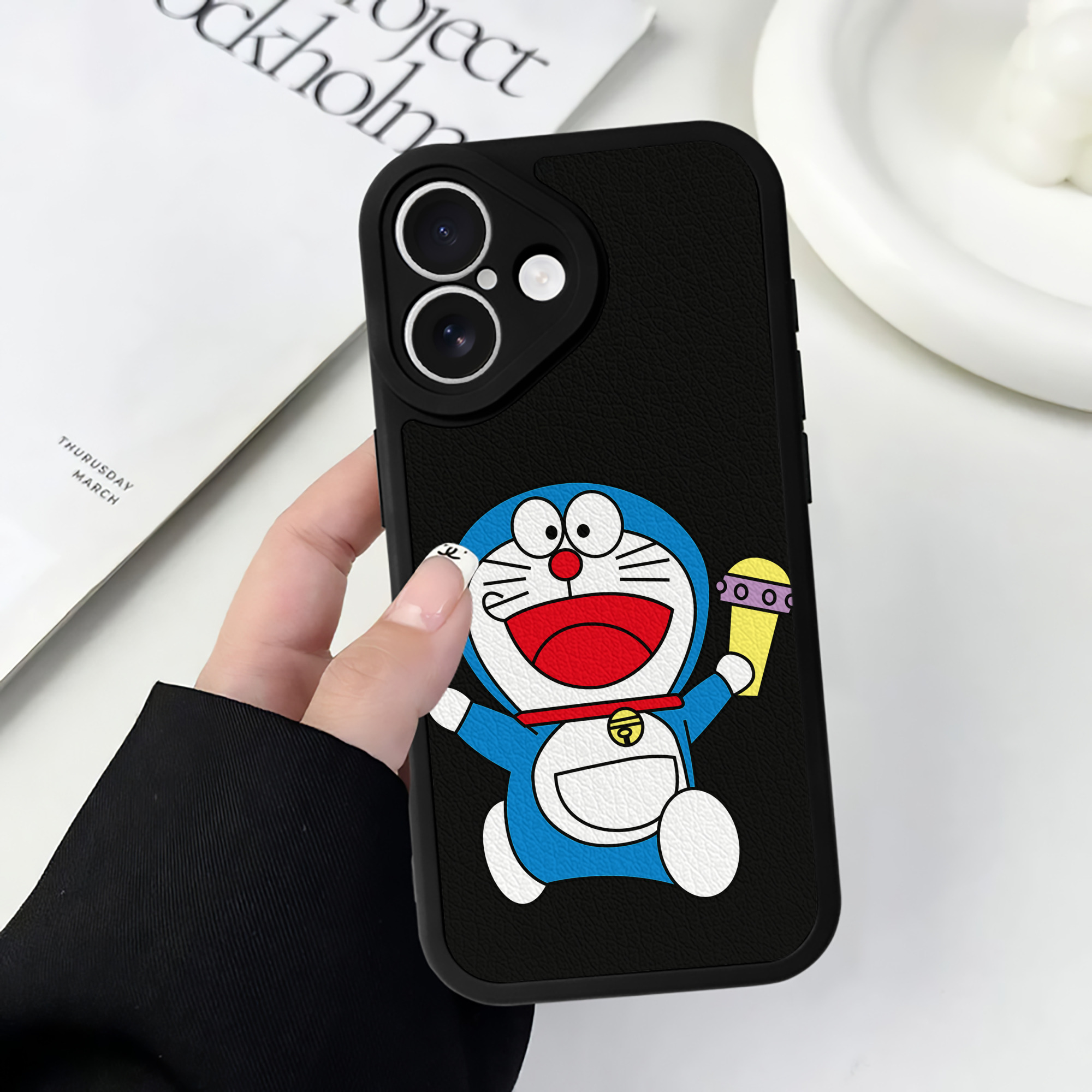 （画像用） ドラえもん Doraemon 【iPhone 16シリーズ対応】シリコンスマホケース（レザー調） 材質：シリコン
